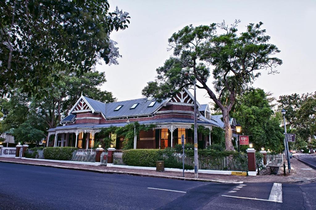 Roosenwijn Guesthouse Стелленбос Экстерьер фото