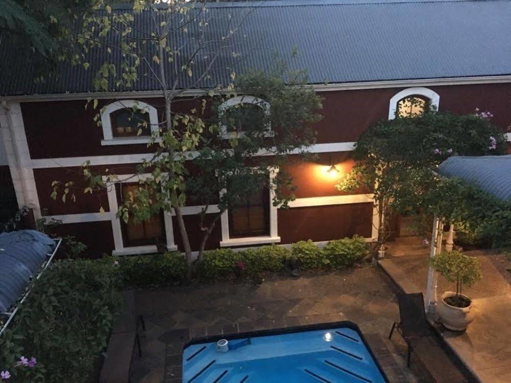 Roosenwijn Guesthouse Стелленбос Экстерьер фото