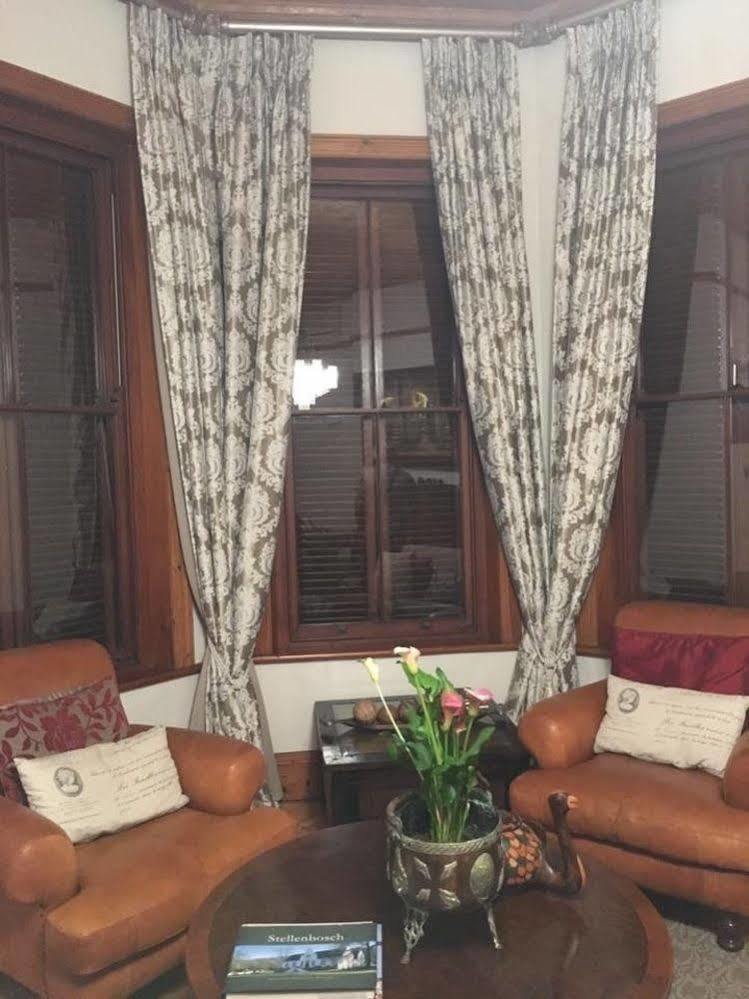 Roosenwijn Guesthouse Стелленбос Экстерьер фото