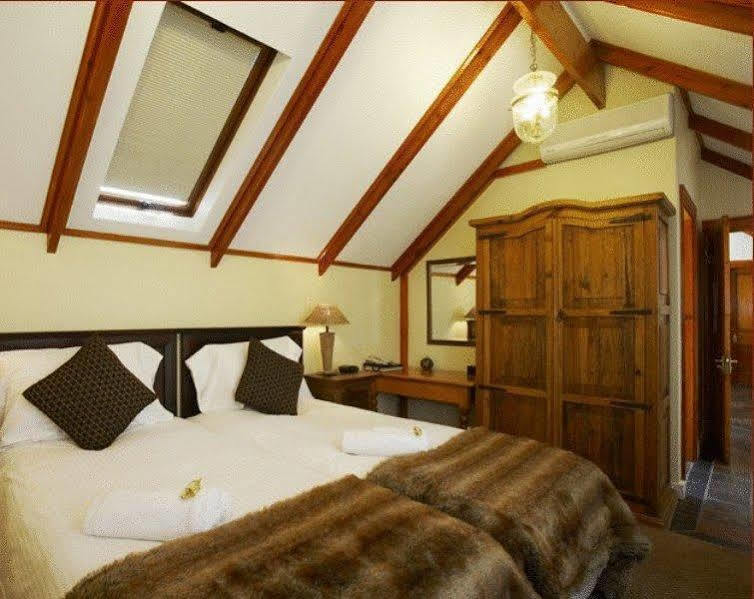 Roosenwijn Guesthouse Стелленбос Экстерьер фото