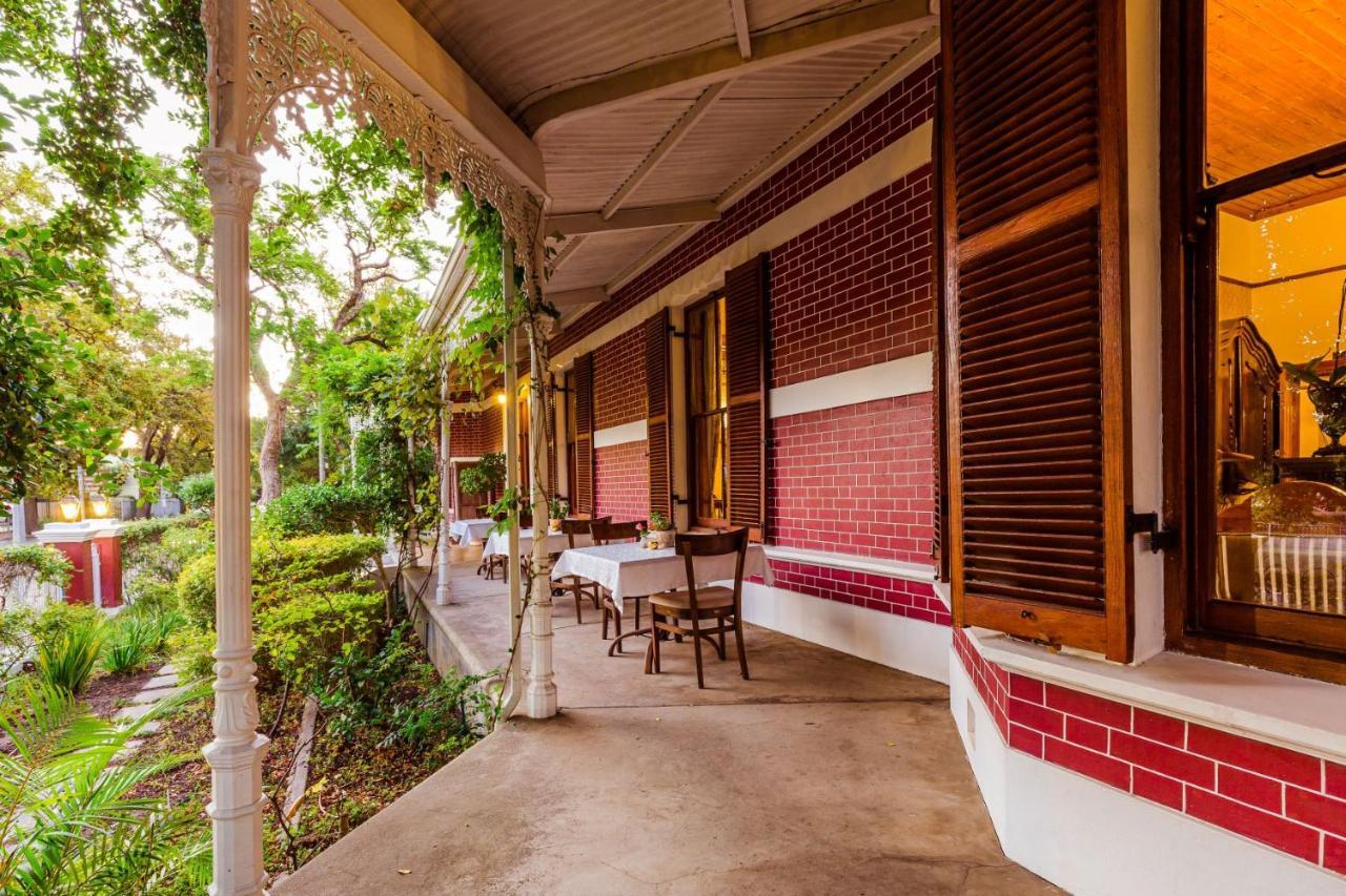 Roosenwijn Guesthouse Стелленбос Экстерьер фото