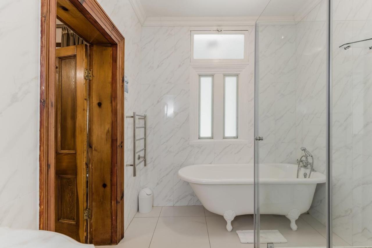 Roosenwijn Guesthouse Стелленбос Экстерьер фото